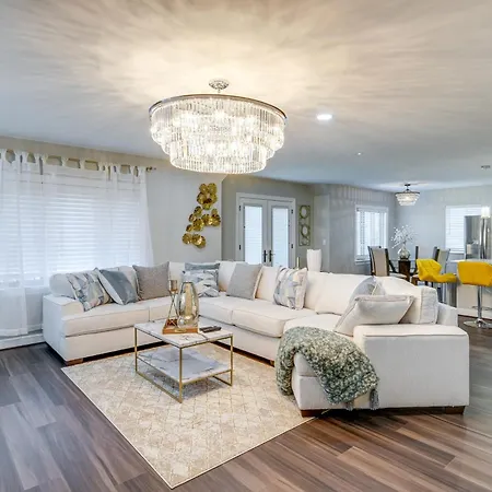 Silver Springs Home Walk To Downtown!